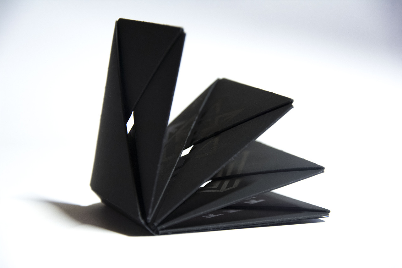 《平面国》 从二维哲思到三维艺术的书籍设计之旅